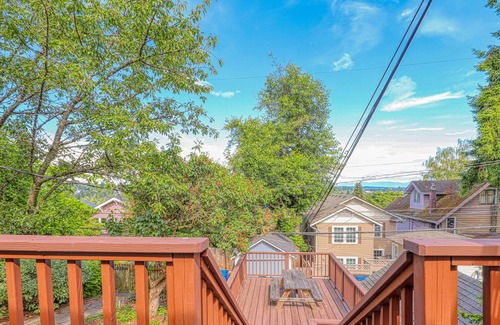 University District House | Gorgeous farmhouse near University of Washington with Ping-Pong, deck & grill
