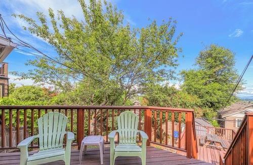 University District House | Gorgeous farmhouse near University of Washington with Ping-Pong, deck & grill