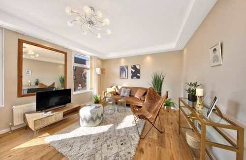 Leyton Apartment | Gorgeous flat close to Stratford shopping city