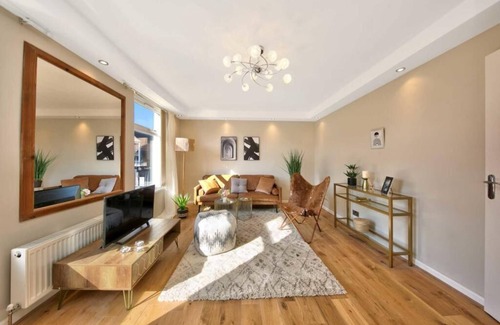 Leyton Apartment | Gorgeous flat close to Stratford shopping city