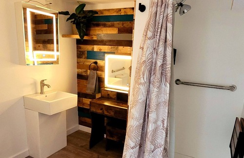 White Mills Cabin | Gorgeous free standing Treehouse cabin with all the amenities!
