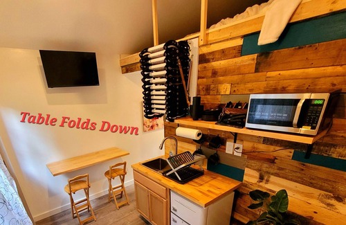 White Mills Cabin | Gorgeous free standing Treehouse cabin with all the amenities!