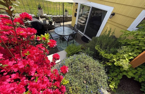 South Seattle Apartment | Gorgeous Garden Getaway, Near Cafes, Parks
