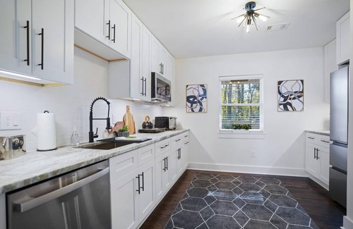 East Side Apartment | Gorgeous Getaway | Renovated Luxury in Great Area