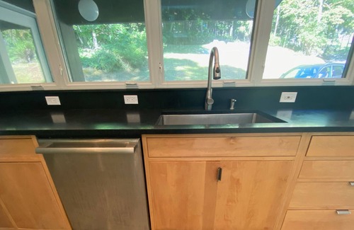 Damascus House | Gorgeous Glass 3 Bedroom, 2 Bath Riverfront Home