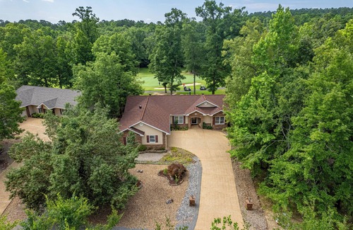 Hot Springs Village House | Gorgeous Greenside Getaway