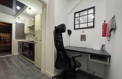 Rhondda Cynon Taff Apartment | Gorgeous Graceful Getaway w/Gazebo - Tylorstown