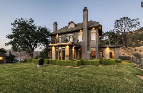 Friant Villa | Gorgeous Hilltop Villa Overlooking Lake