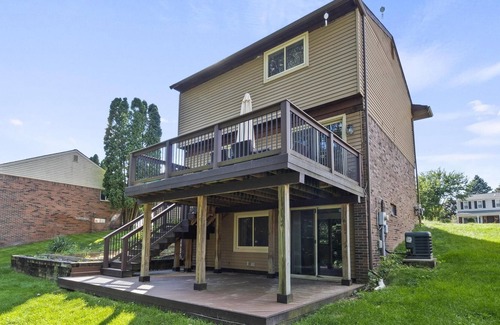 Drayton Plains House | Gorgeous home W/ a ton of Space Over looking the Woods