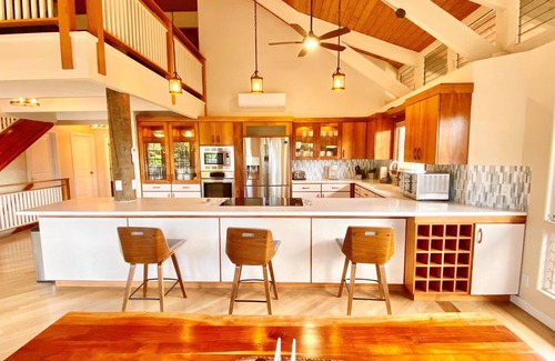 Halama Street House | Gorgeous Home Across from Beach - 5 BR + Opt. Cottage/4 Bath/AC