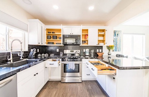Las Vegas House | Gorgeous home away from home 3 bed 3 bath W/pool