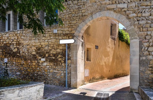 Aramon House | Gorgeous home in Aramon with kitchen