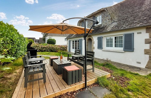 Morlaix House | Gorgeous home in Morlaix with kitchen