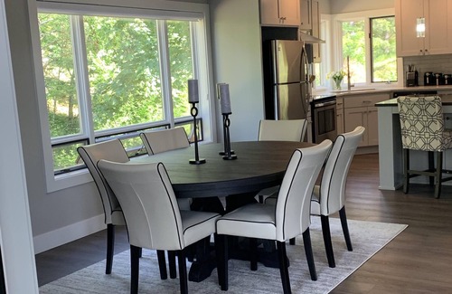 Gaston House | Gorgeous Home in the Woods, Clean! Dogs welcome