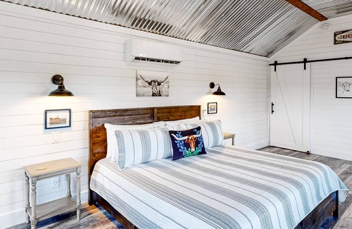 Fredericksburg Cottage | Gorgeous Home Near Historic Downtown Fredericksburg w/Free WiFi, Shared Firepit