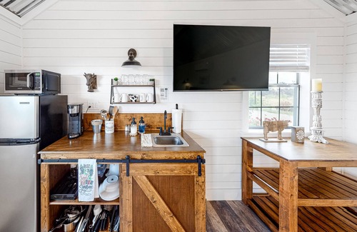 Fredericksburg Cottage | Gorgeous Home Near Historic Downtown Fredericksburg w/Free WiFi, Shared Firepit