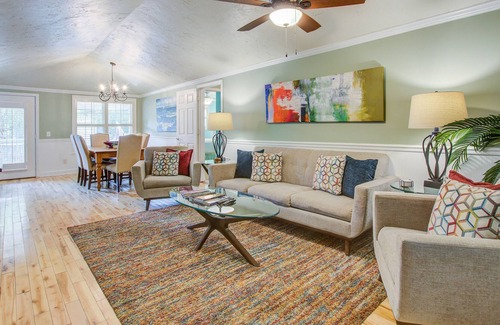 Twin Oaks House | Gorgeous home near the beach with screened porch, central AC, and gas grill