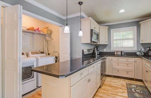 Twin Oaks House | Gorgeous home near the beach with screened porch, central AC, and gas grill