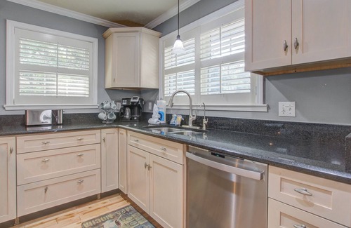 Twin Oaks House | Gorgeous home near the beach with screened porch, central AC, and gas grill