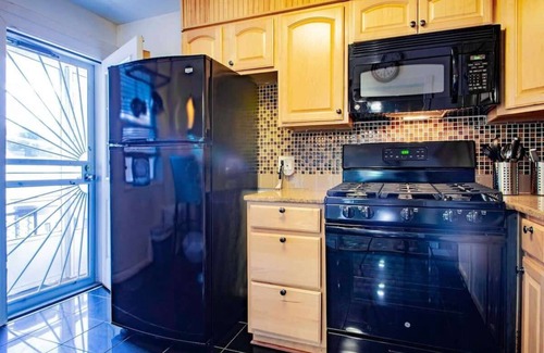 Northeast House | ✶ GORGEOUS HOME TUCKED AWAY IN GREENER PART OF TOWN ✶ TRANSIT-FRIENDLY !