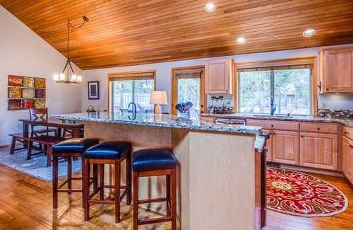 Deer Park House | Gorgeous Home with AC, Gas Fireplace, Private Hot Tub, Ping Pong - DUTC17
