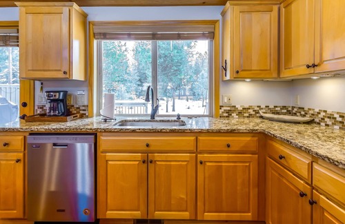 Deer Park House | Gorgeous Home with AC, Gas Fireplace, Private Hot Tub, Ping Pong - DUTC17
