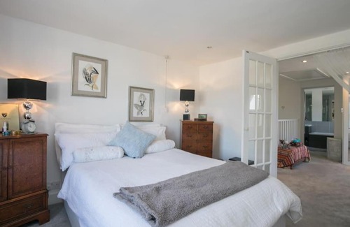 Datchet House | Gorgeous House near Windsor & River Thames