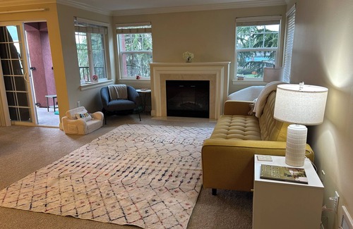 Kirkland Apartment | Gorgeous HUGE Lakefront 2 bedroom Apartment!