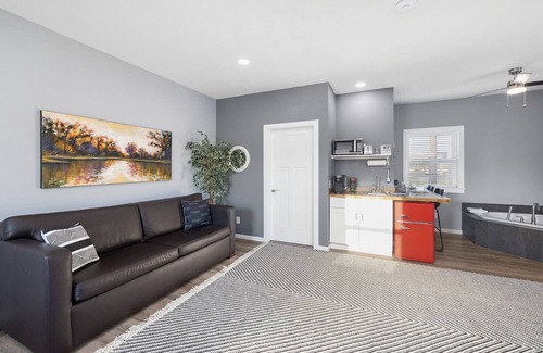 Branson Condo | Gorgeous Huge Studio Condo with In Room Jacuzzi Tub