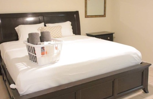 Lakeland House | Gorgeous King Master Suite with Private Lavatory