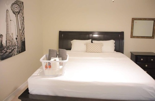 Lakeland House | Gorgeous King Master Suite with Private Lavatory