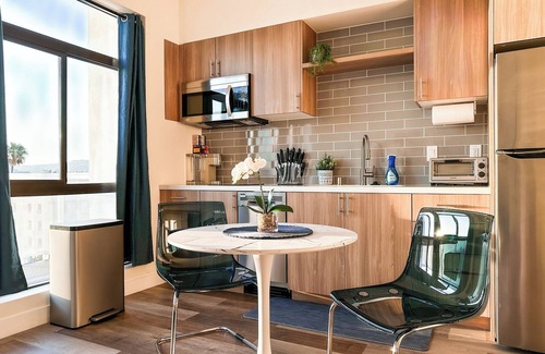 Wilshire Apartment | Gorgeous Koreatown Studio w/Stunning City Views, Washer/Dryer, Gym, Fast Wifi!