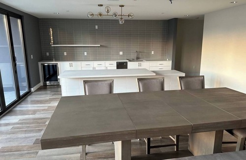 Wilshire Apartment | Gorgeous Koreatown Studio w/Stunning City Views, Washer/Dryer, Gym, Fast Wifi!