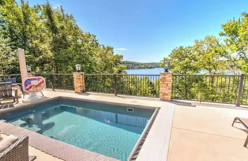 Greentown Ski Chalet | Gorgeous, Lake-Front Retreat at Lake Wallenpaupack! Perfect year-round!