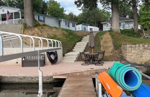 Monticello House | Gorgeous lake front cottage. Enjoy those summer nights on the lake