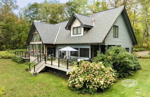 Huntsville Cottage | Gorgeous Lake Vernon - 5 Bdrm! 5 min boat to Huntsville! AC! Sandy Beach!