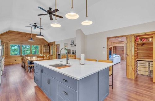 Mineral House | Gorgeous Lakefront Escape - New Renovations!