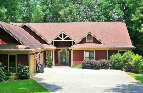 Reynolds Landing House | Gorgeous Lakefront Home at Reynolds- Paddleboard, Kayaks & More