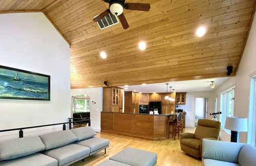 Fountain House | GORGEOUS LAKEFRONT HOME - lots of amenities! 20 min to Lake Michigan!