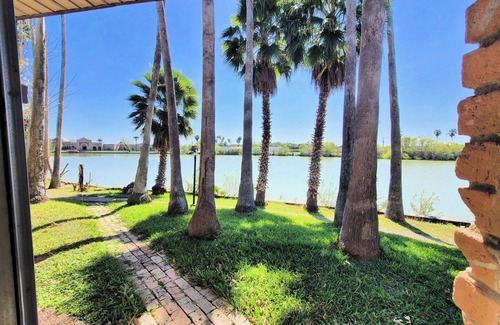 Brownsville Condo | Gorgeous Lakefront Condo W/immaculate Pool