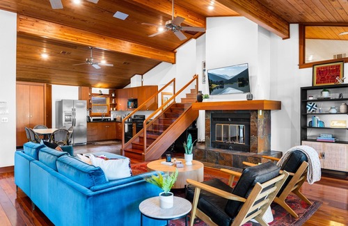 Apache Shores House | Gorgeous Lakehouse ~Private Boat Slip~ Lake Austin