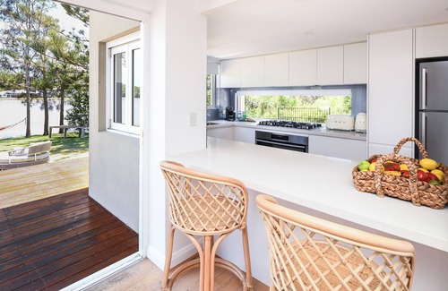 Wamberal House | Gorgeous Lakeside Accomodation Family Friendly