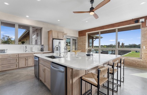 La Grange House | Gorgeous Lakeside Retreat Center – 30 Beds