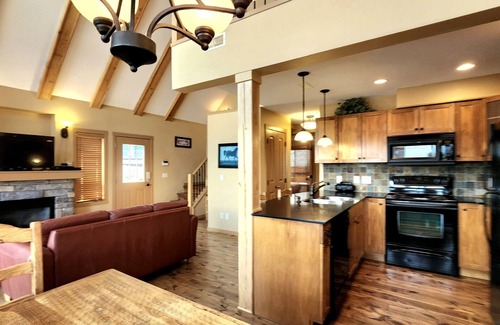 Central Okanagan House | Gorgeous Lakeview 2 Bedroom and Loft Cottage on Lake Okanagan