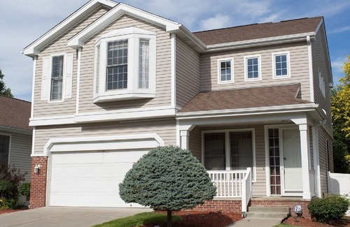 West Omaha House | Gorgeous Large Family Home in Omaha for 10 guests