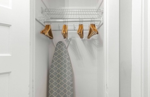 Park West Apartment | Gorgeous Lincoln Park 2BR w/ W/D, nr. Lakefront Trail, by Blueground
