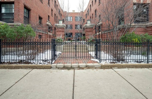 Park West Apartment | Gorgeous Lincoln Park 2BR w/ W/D, nr. Lakefront Trail, by Blueground