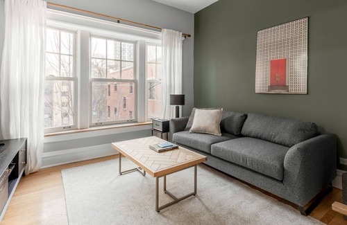 Park West Apartment | Gorgeous Lincoln Park 2BR w/ W/D, nr. Lakefront Trail, by Blueground