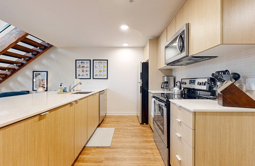 Wallingford Condo | Gorgeous loft in heart of Wallingford with walk score of 96, rooftop deck, & AC