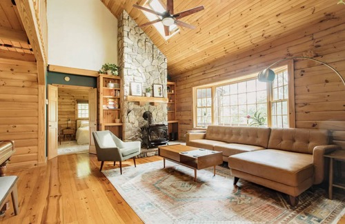 Warwick Cabin | Gorgeous Log Cabin Getaway with Private Lake